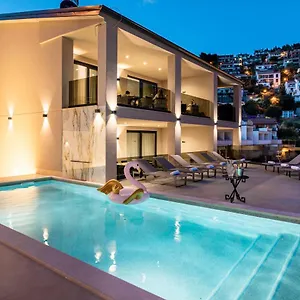  Apartment Villa Nina I - Apartments With Pool Near The Sea